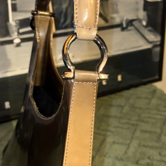 ๐ Salvatore Ferragamo Shoulder Bag - Picture 4 of 13